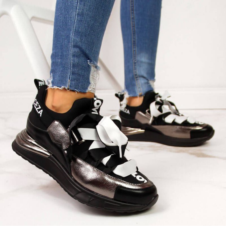 Schwarze Sneaker mit Vinceza W JAN49B Aufschrift 2