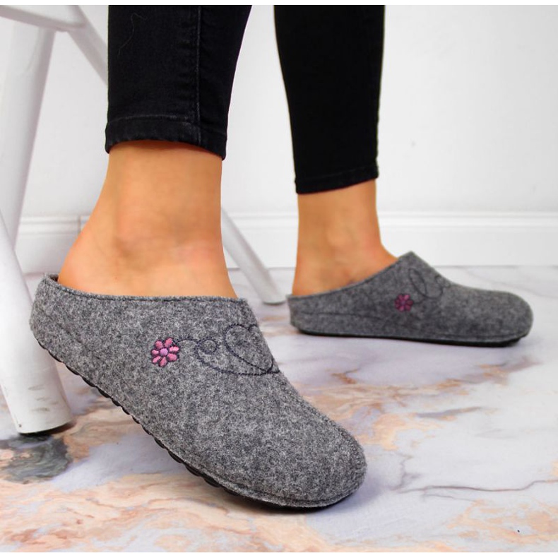 Hausschuhe mit Stickerei Panto Fino W INT1632 grau 2