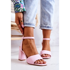 FJ1 Ledersandalen auf einem rosafarbenen Estrella-Stab 1