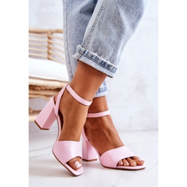 FJ1 Ledersandalen auf einem rosafarbenen Estrella-Stab 2