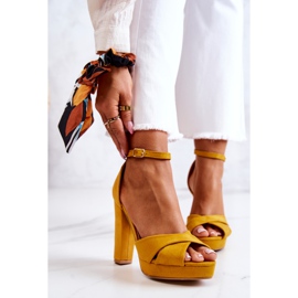 FM1 Wildledersandalen Auf Einem Post Gelben Lanelle 2