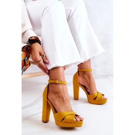 FM1 Wildledersandalen Auf Einem Post Gelben Lanelle 1