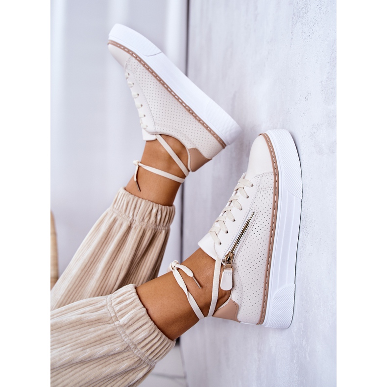 FB2 Sportschuhe auf dem beige Plateau Louis 1