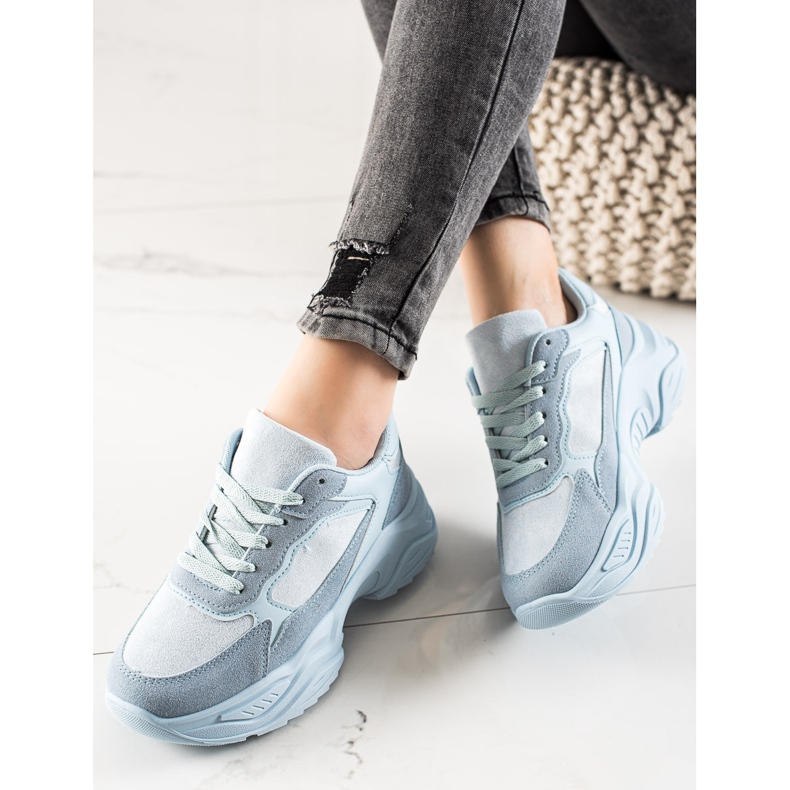 Marquiz Blaue Turnschuhe auf der Plattform 2