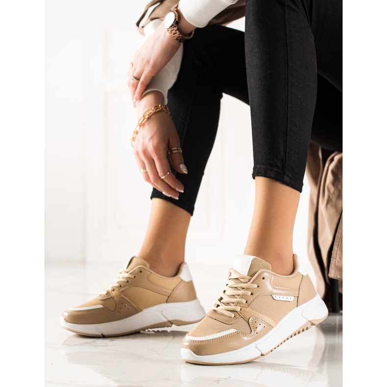 Ideal Shoes Beige Sneakers auf der Plattform 1
