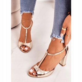 Ledersandalen auf einer Bar Laura Messi 1916 Golden 3