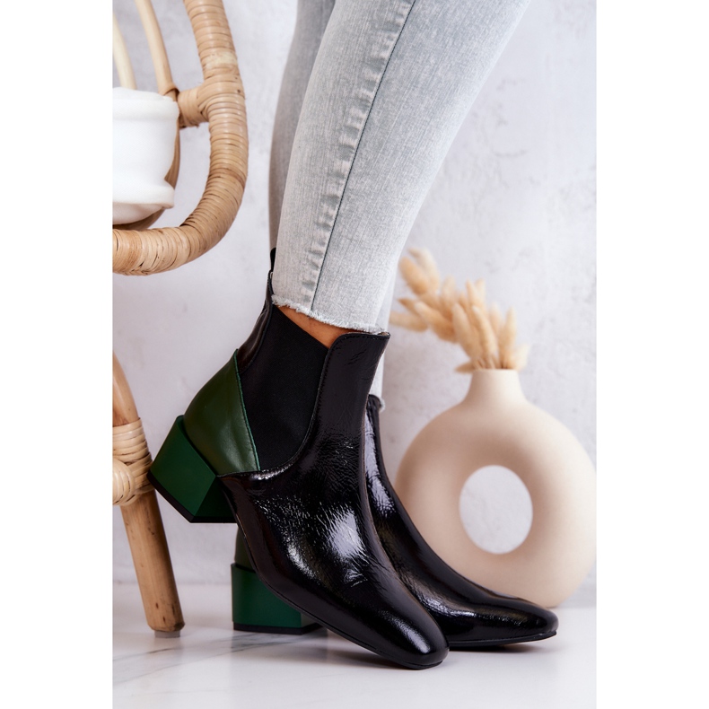 PA2 Lederstiefel auf einem schwarzen und grünen Kailey Post 1