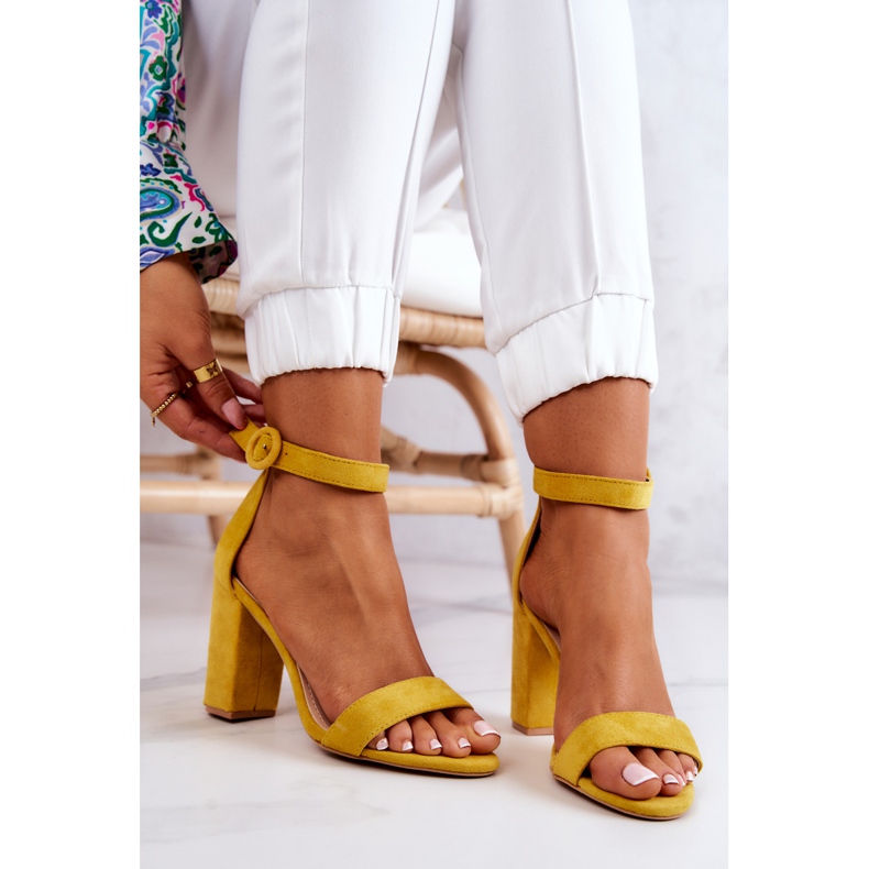 FB2 Gelbe Hattie-Wildledersandalen auf einer Stange 1