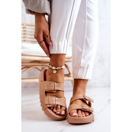 PS1 Gummipantoffeln auf der dunkelbeigen Westie-Plattform 1