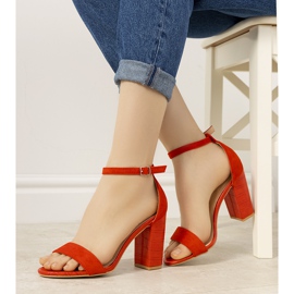 BM Rote Pumps an einem Pfosten mit Dolores-Schlangenmuster 1