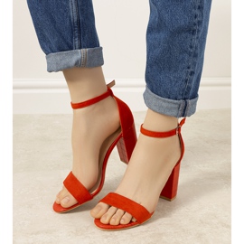 BM Rote Pumps an einem Pfosten mit Dolores-Schlangenmuster 2