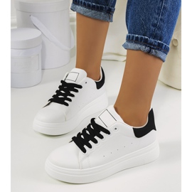 Schwarz-weiße Turnschuhe auf der Justar-Plattform 1