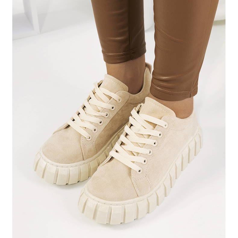 Beige Turnschuhe auf der Mirabel-Plattform 1