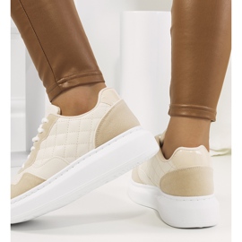 Beige Turnschuhe auf der Gasperi-Plattform 1