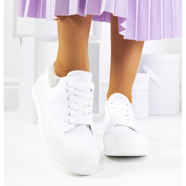 Weiße Turnschuhe auf der Venancia-Plattform 1