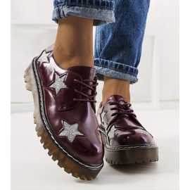 Kastanienbraune Schuhe mit Starl-Sternen rot mehrfarbig 1