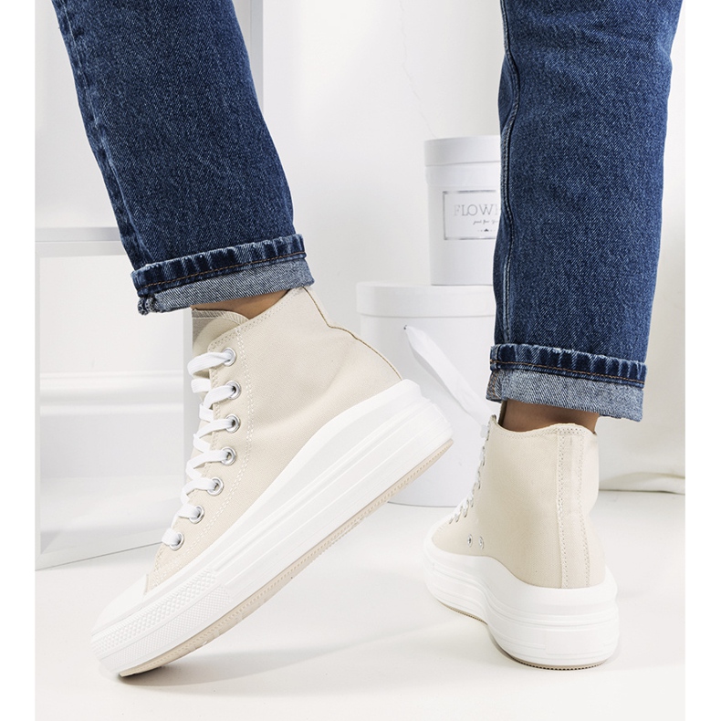 Beige Turnschuhe auf einer hohen Tirado-Sohle 1