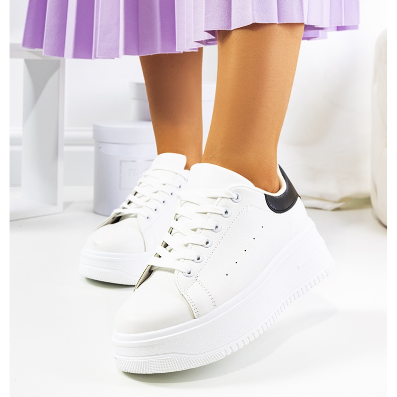 Weiße Turnschuhe auf einem hohen Lelica-Plateau 1