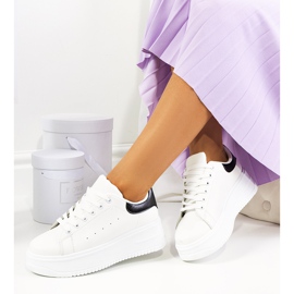 Weiße Turnschuhe auf einem hohen Lelica-Plateau 2