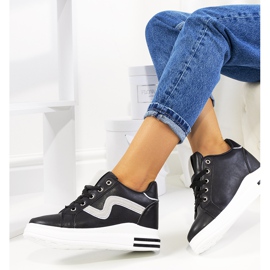 Schwarze Sneaker auf dem Piazza Wedge 1