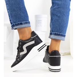 Schwarze Sneaker auf dem Piazza Wedge 2