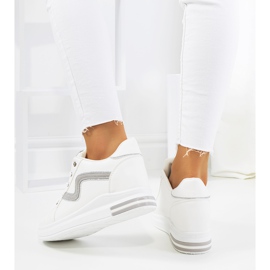 Weiße Sneaker auf dem Piazza Wedge 1