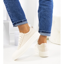 Beige Turnschuhe auf der Babette-Plattform 1