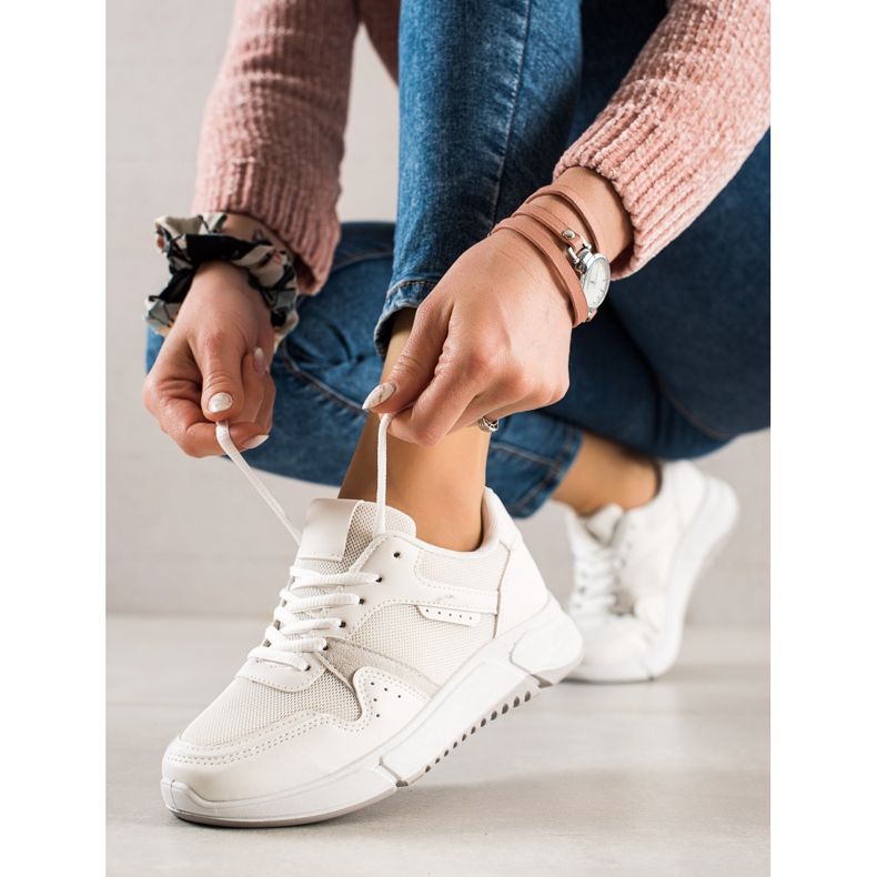 Ideal Shoes Weiße Turnschuhe auf der Plattform 1