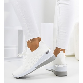 Weiße Turnschuhe auf dem Keil Sabelia 1