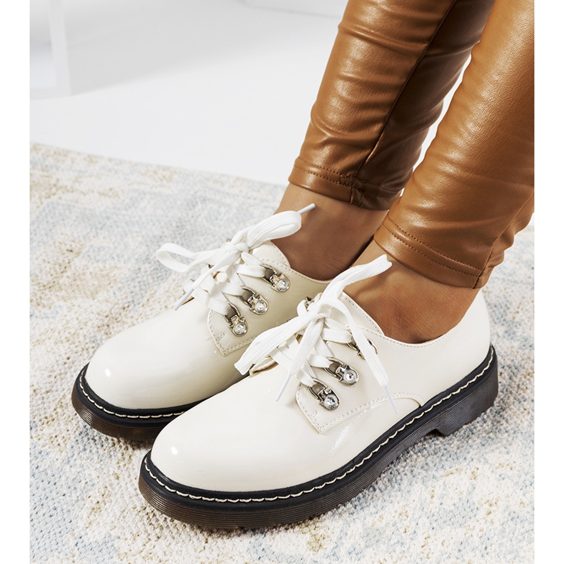 Weiß lackierte Schuhe von Kristina 1