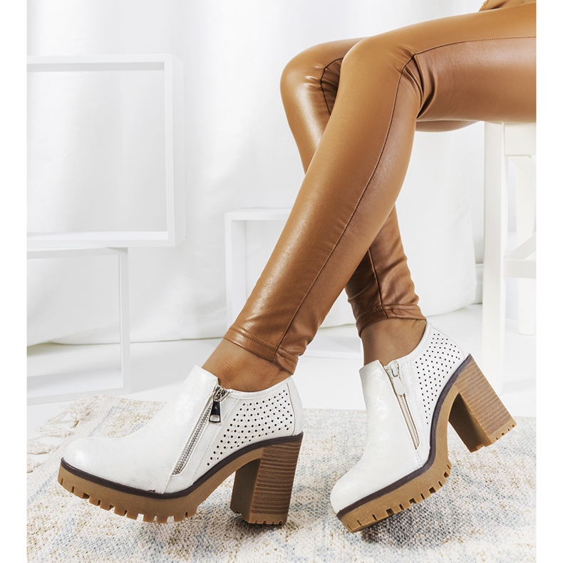 Silberne Schuhe auf dem Posten von Noemi weiß 1