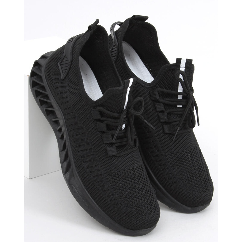 Kenza Sportschuhe mit schwarzen Socken 2