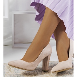 Beige Pumps auf dem Ortiz-Pfosten grau 1