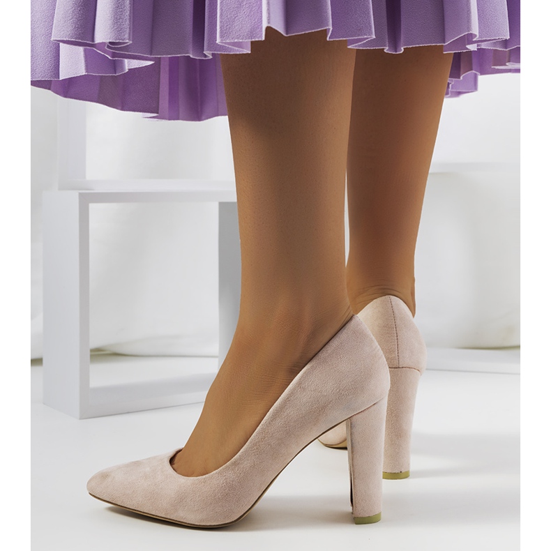 Beige Pumps auf dem Ortiz-Pfosten grau 2