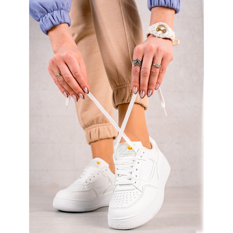 TRENDI Modische weiße Turnschuhe 1