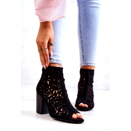 FB1 Schwarze durchbrochene Stiefel auf einer Post-Bretagne 1