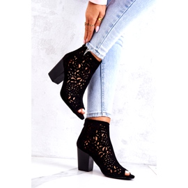 FB1 Schwarze durchbrochene Stiefel auf einer Post-Bretagne 3