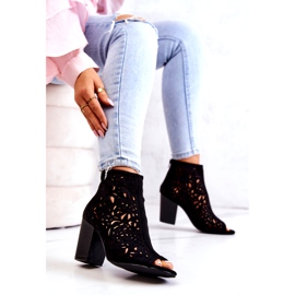 FB1 Schwarze durchbrochene Stiefel auf einer Post-Bretagne 4