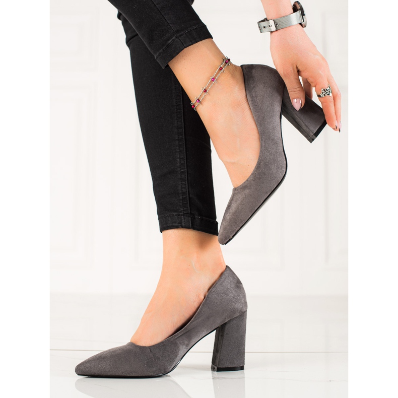 Bestelle Wildleder-Pumps auf einer Säule grau 1