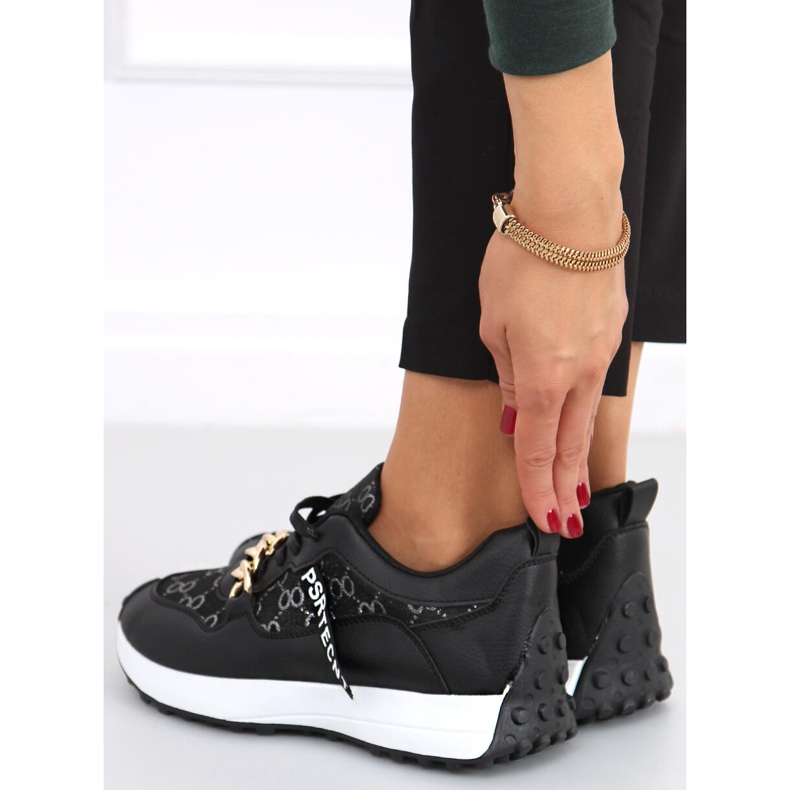 Turnschuhe mit Kette Elena Schwarz 1