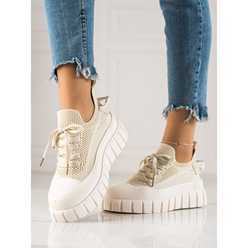 TRENDI Durchbrochene Sneakers auf der Plattform beige 1