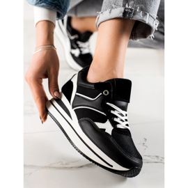 TRENDI Schwarze Sneaks auf der Plattform 1