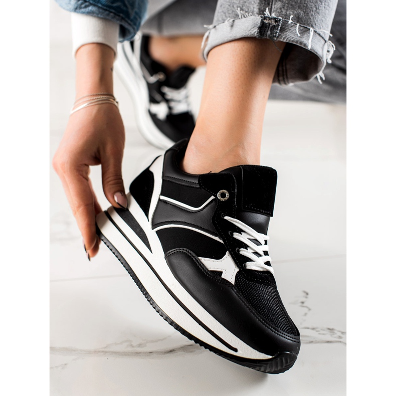 TRENDI Schwarze Sneaks auf der Plattform 1