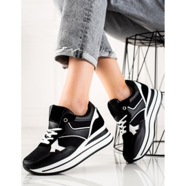 TRENDI Schwarze Sneaks auf der Plattform 2