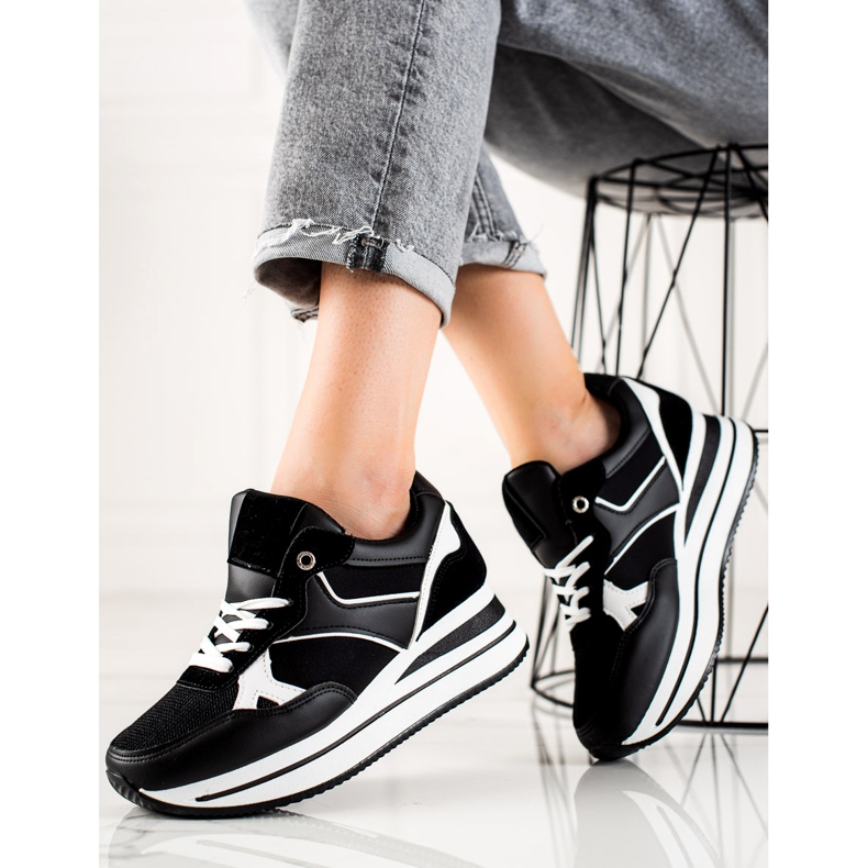 TRENDI Schwarze Sneaks auf der Plattform 2