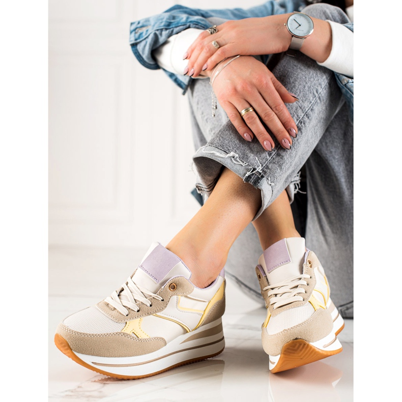 TRENDI Bunte Sneaks auf der Plattform beige 2