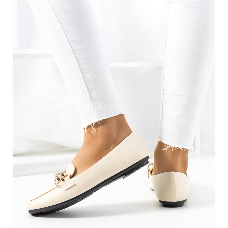 Beige Loafer mit Tillison-Kette 1