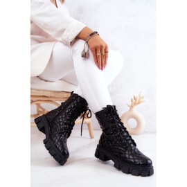 PG2 Gesteppte schwarze Maureen-Stiefel an einem Pfosten 1