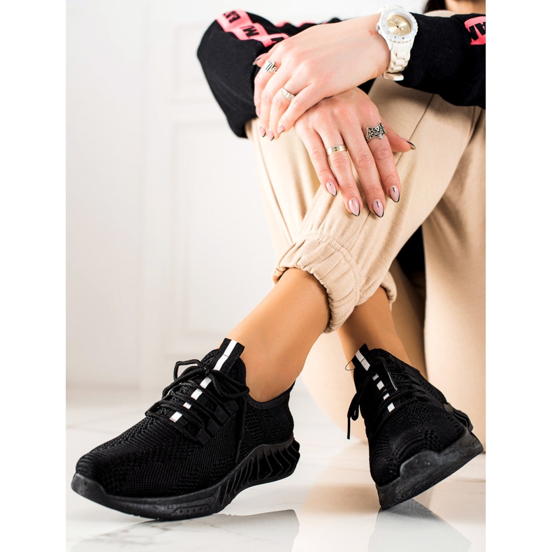 TRENDI Leichte schwarze Sportschuhe 1