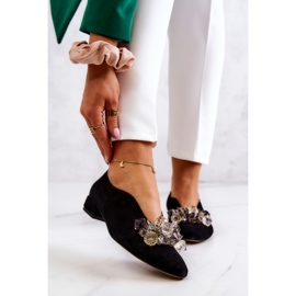 PA2 Elegante Wildlederschuhe mit schwarzer McQueen-Verzierung 1